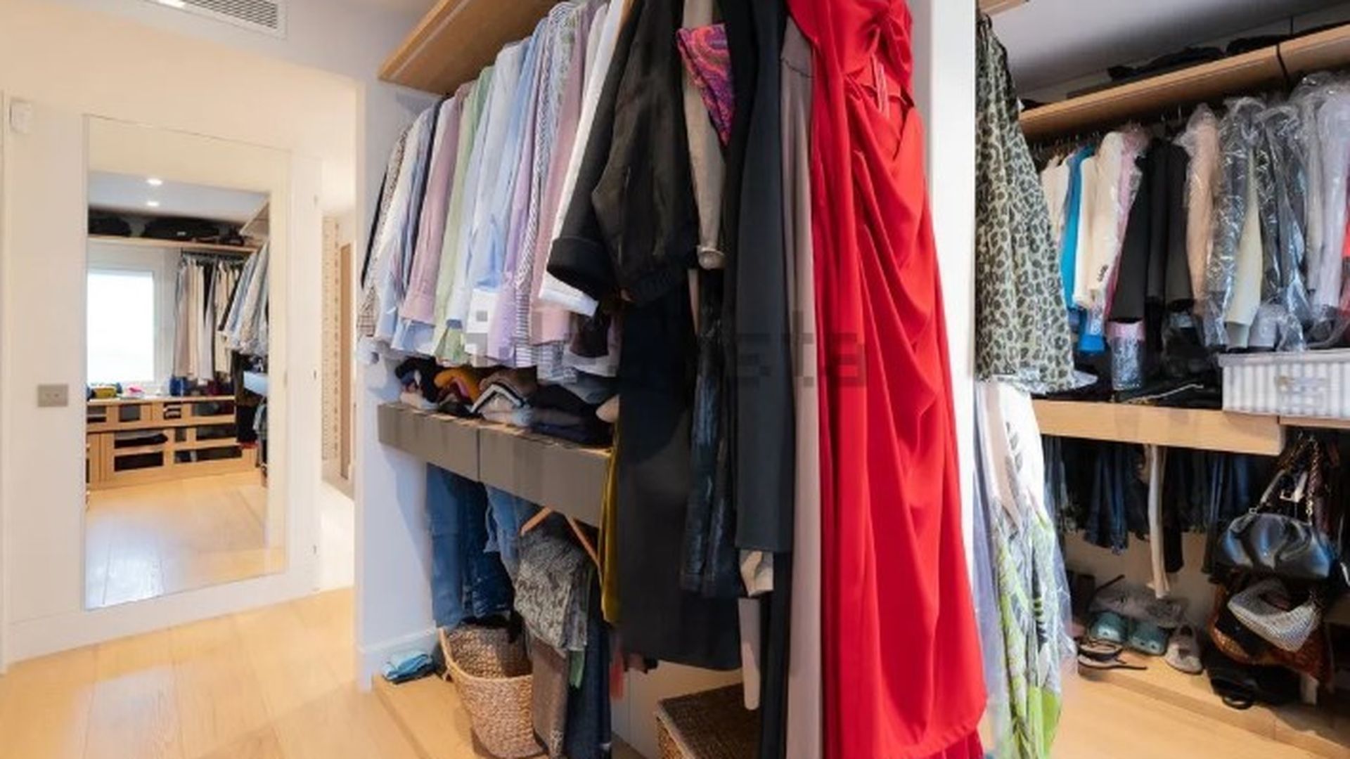 Un ropero con vestidos de mujer en el piso que vende González Amador