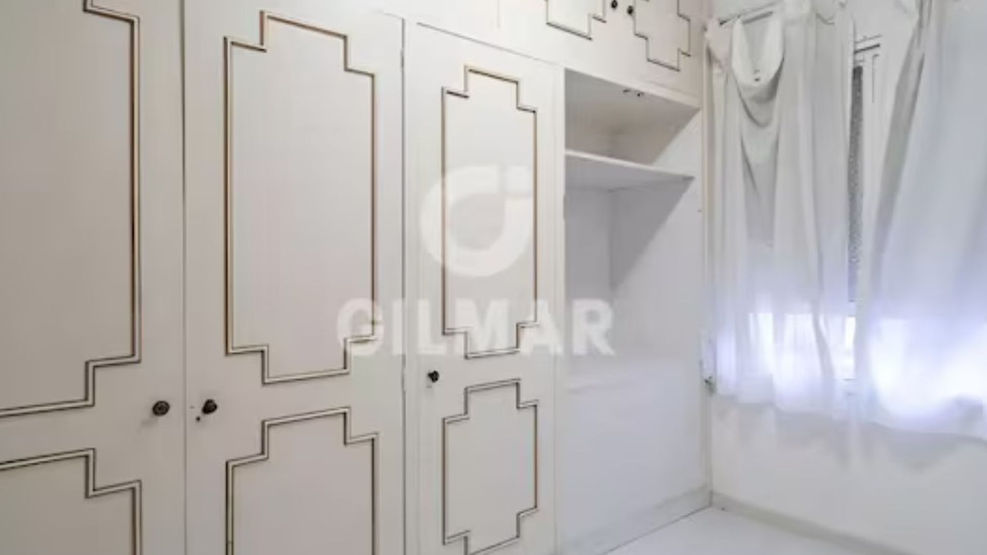 Un ropero en el ático que quiere vender Amador