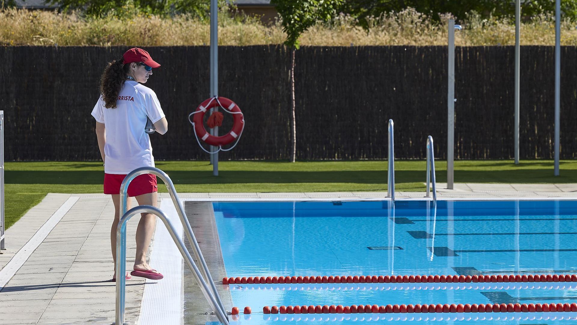 Una socorrista vigila una piscina Una socorrista vigila una piscina