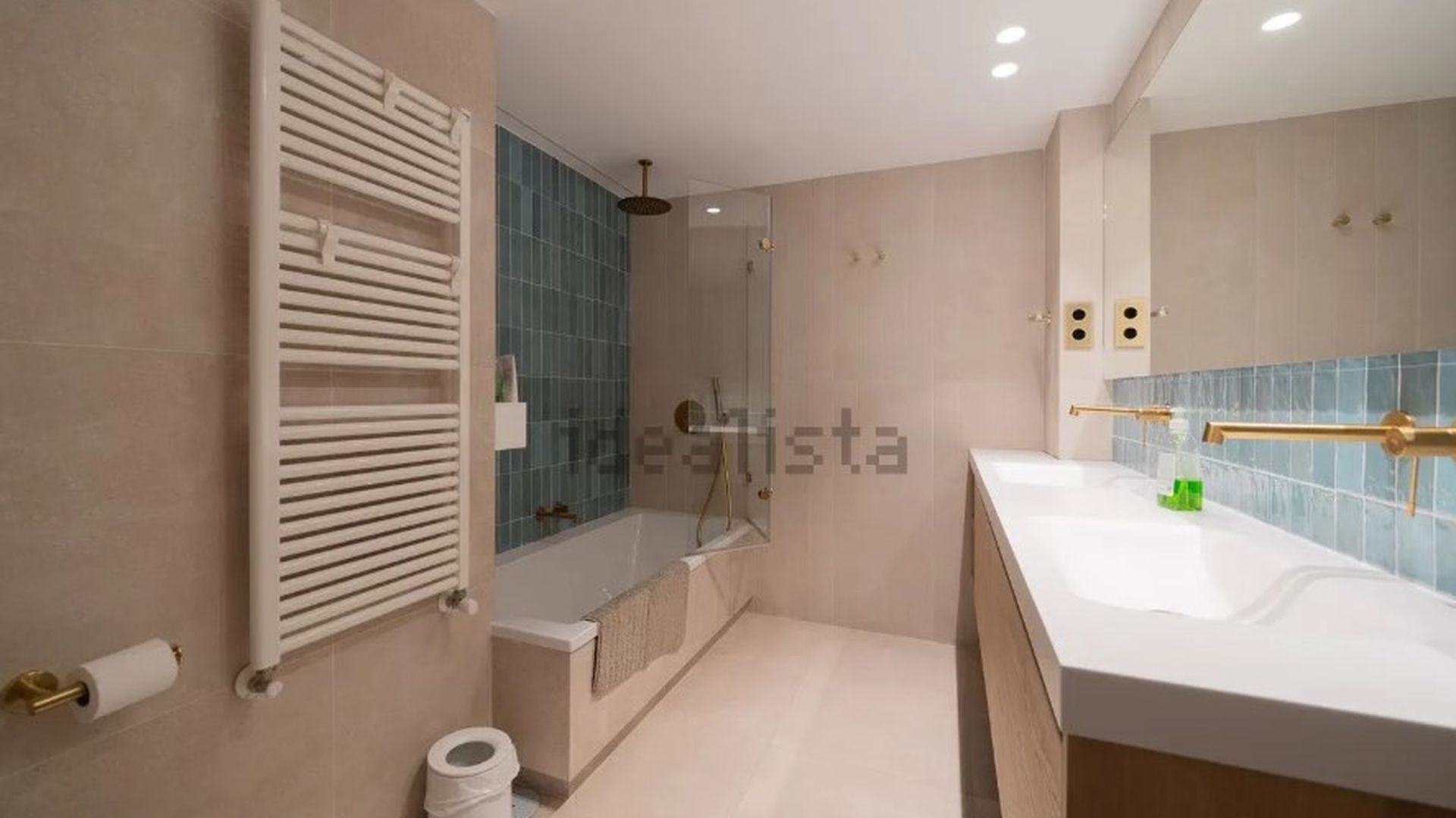 Uno de los cuartos de baño del piso que pone en venta González Amador