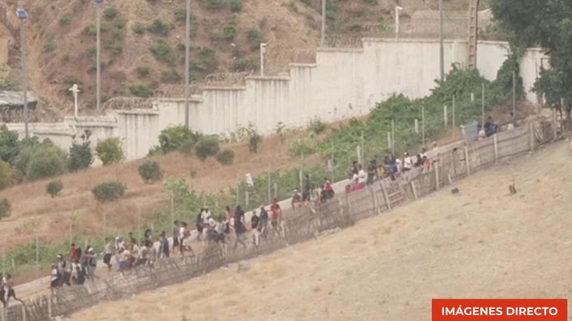 'VAV' comprueba en directo como sigue la entrada masiva de inmigrantes en Ceuta
