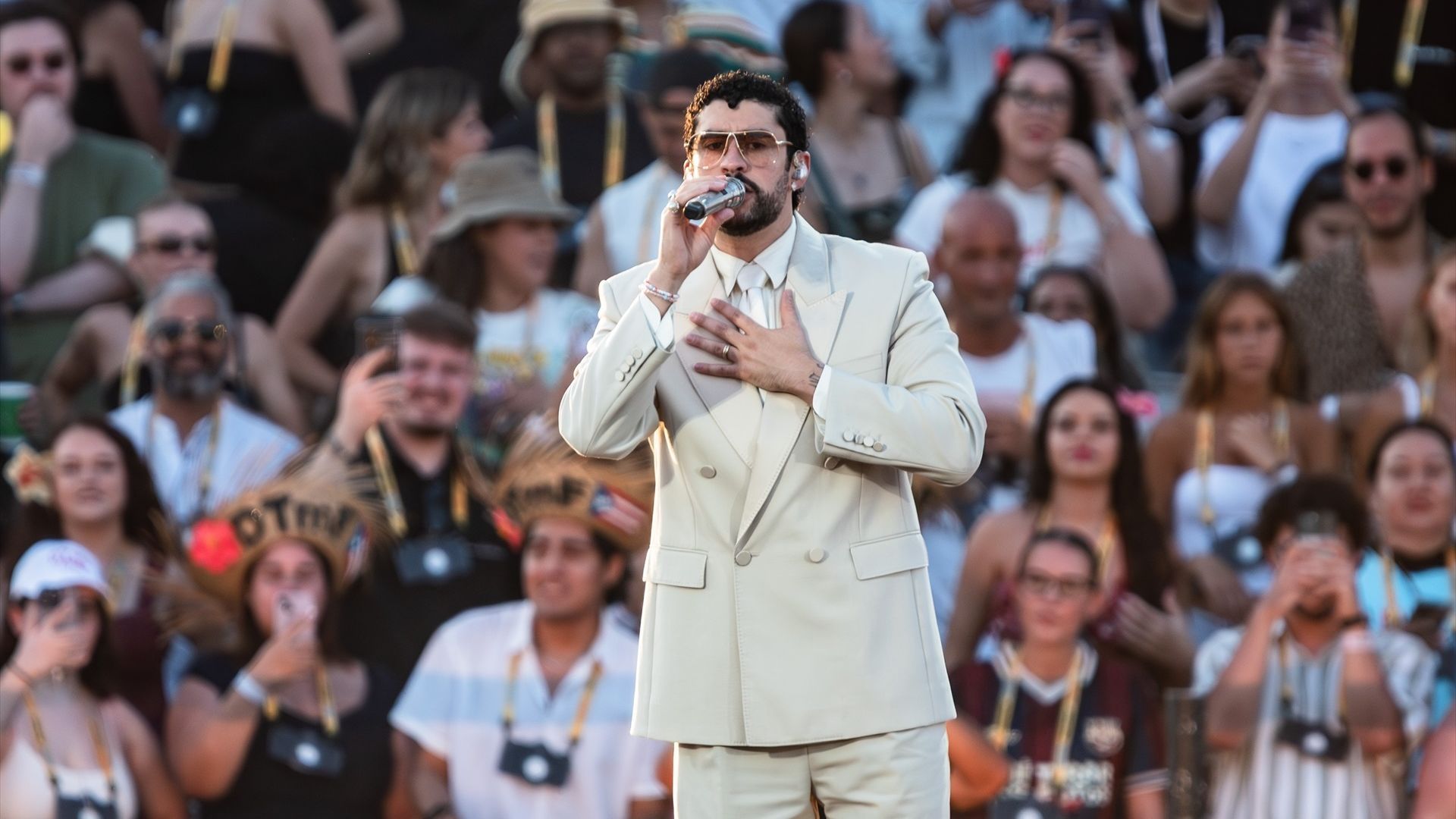 Bad Bunny bate un récord histórico con su gira 'Debí Tirar Más Fotos': el artista recauda 467,5 millones de dólares con 55 conciertos Bad Bunny bate un récord histórico con su gira 'Debí Tirar Más Fotos': el artista recauda 467,5 millones de dólares con 55 conciertos