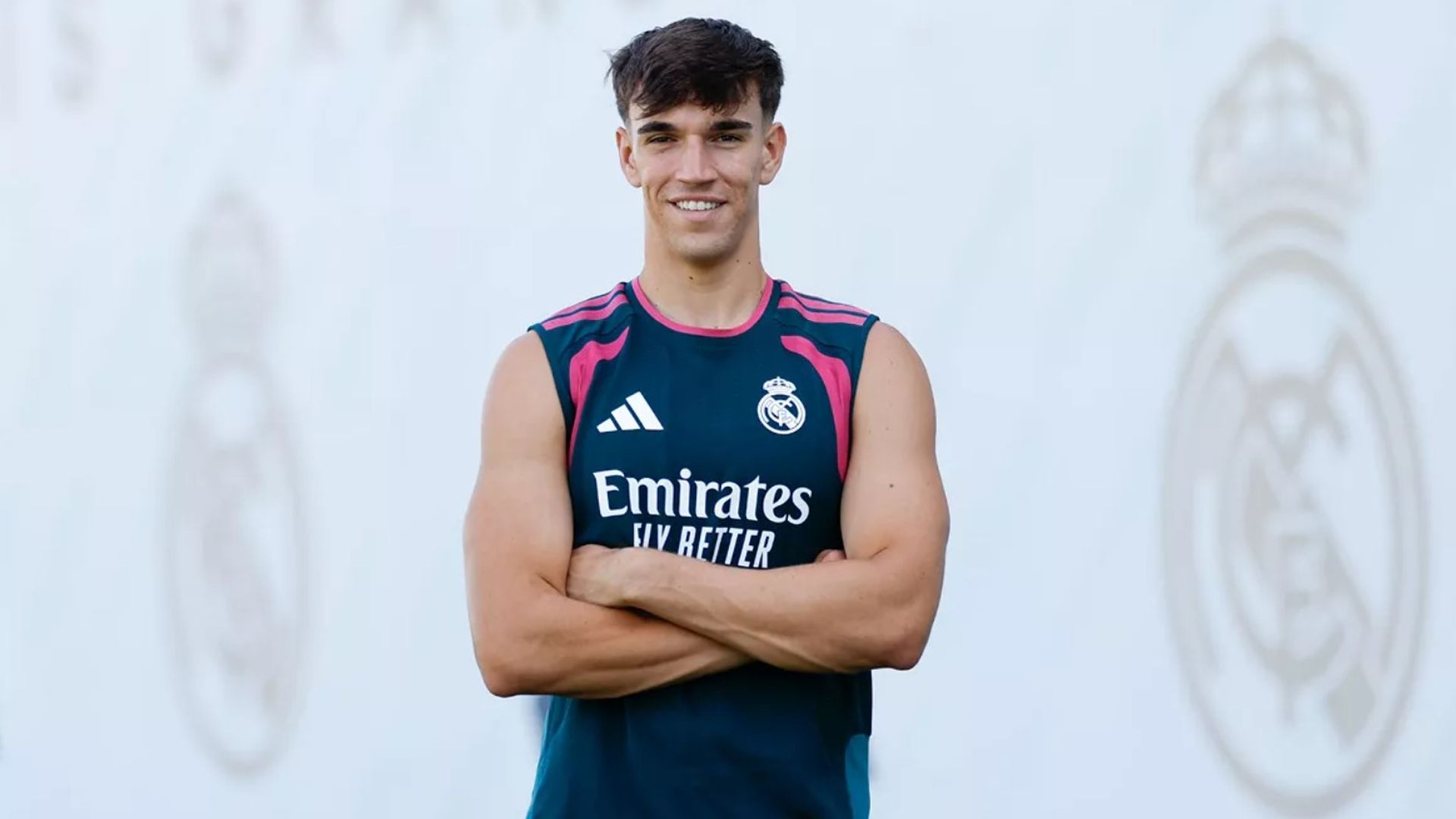 Carlos Espí posa en su primer entrenamiento con el Real Madrid Carlos Espí posa en su primer entrenamiento con el Real Madrid