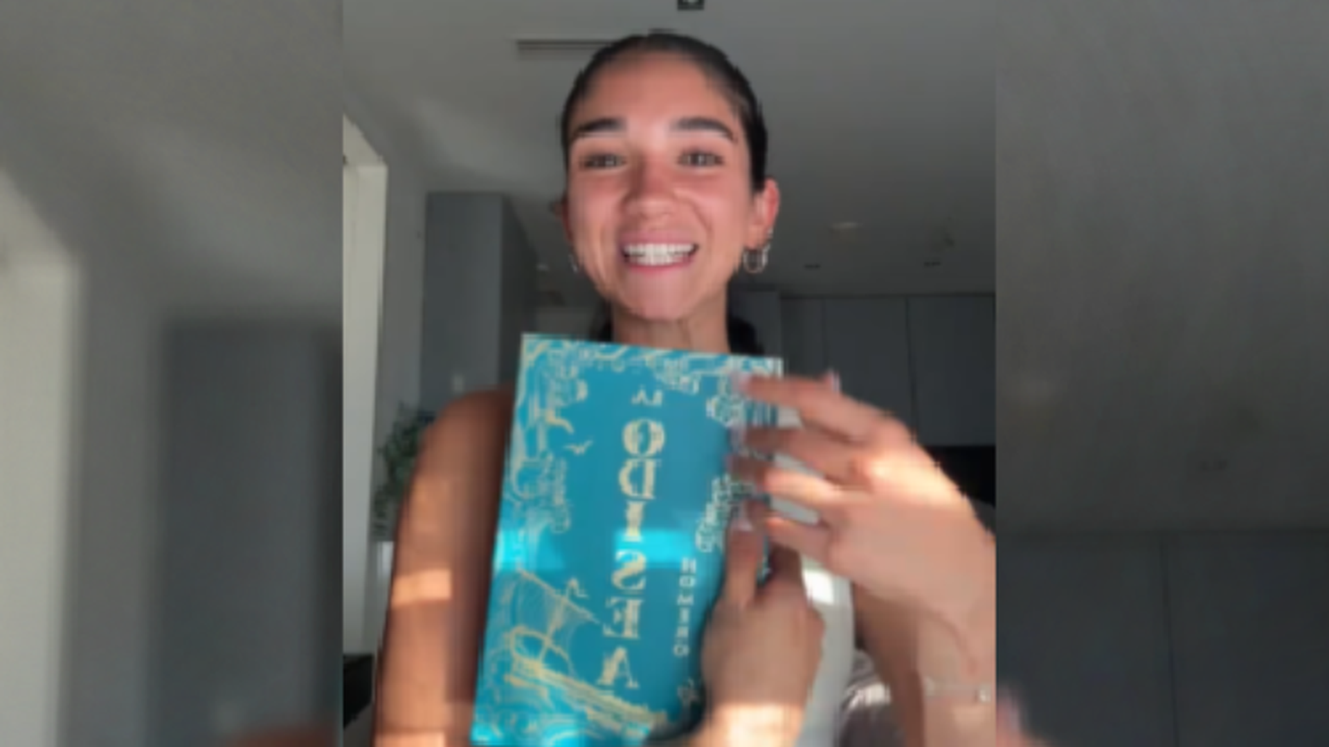Critican a la influencer ByHermoss tras recibir como 'La Odisea' y no reconocer la obra: "¿Esto no es de la película nueva que salió?" Critican a la influencer ByHermoss tras recibir como 'La Odisea' y no reconocer la obra: "¿Esto no es de la película nueva que salió?"
