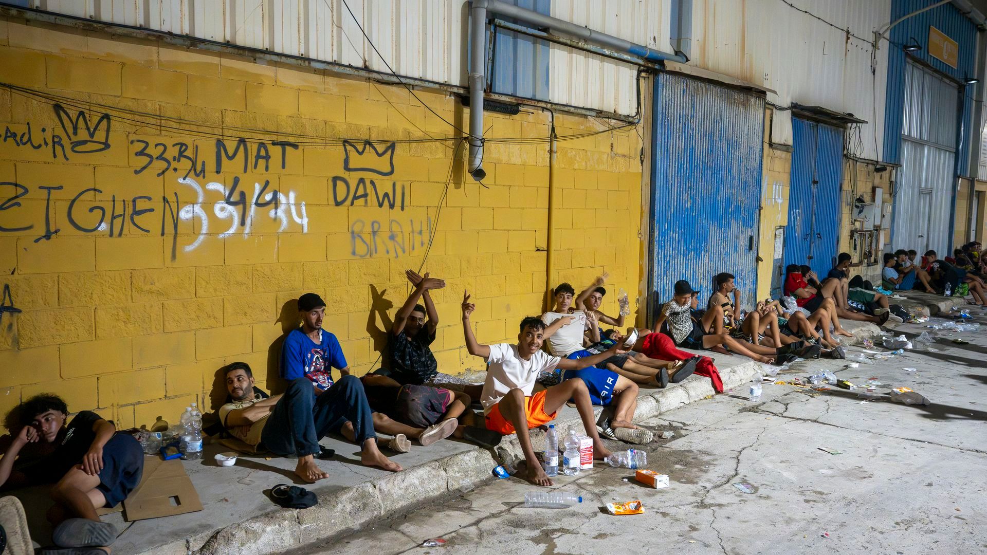 Decenas de migrantes pasan la noche en calles de Ceuta Decenas de migrantes pasan la noche en calles de Ceuta