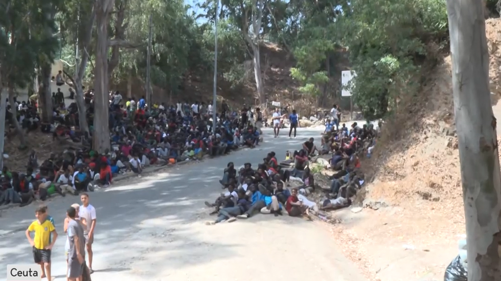 El CETI de Ceuta, desbordado: cientos de migrantes permanecen fuera y algunos intentan entrar por la fuerza