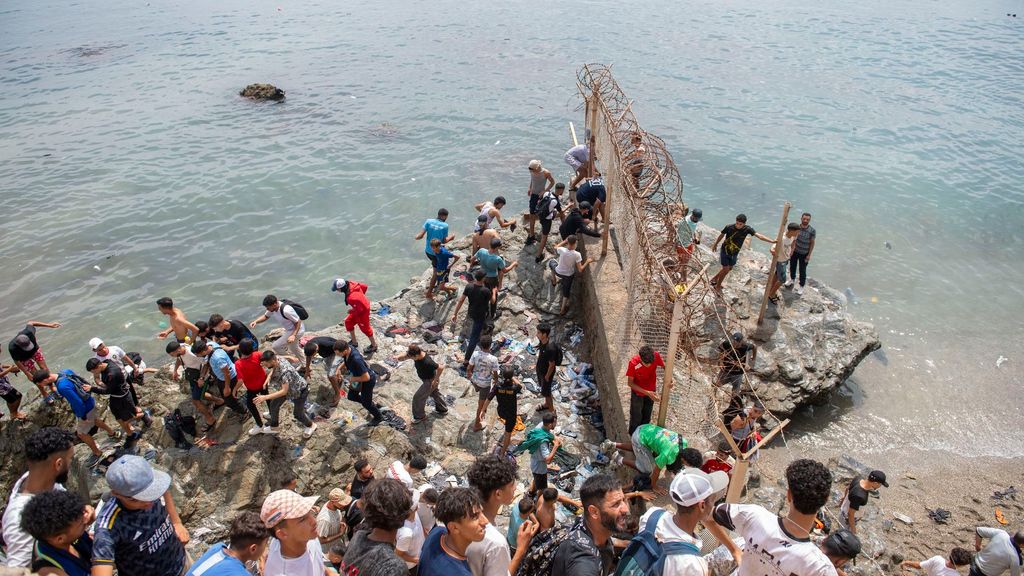 El Gobierno comienza la instalación de una barrera de contención en el espigón de Ceuta de 500 metros en el mar