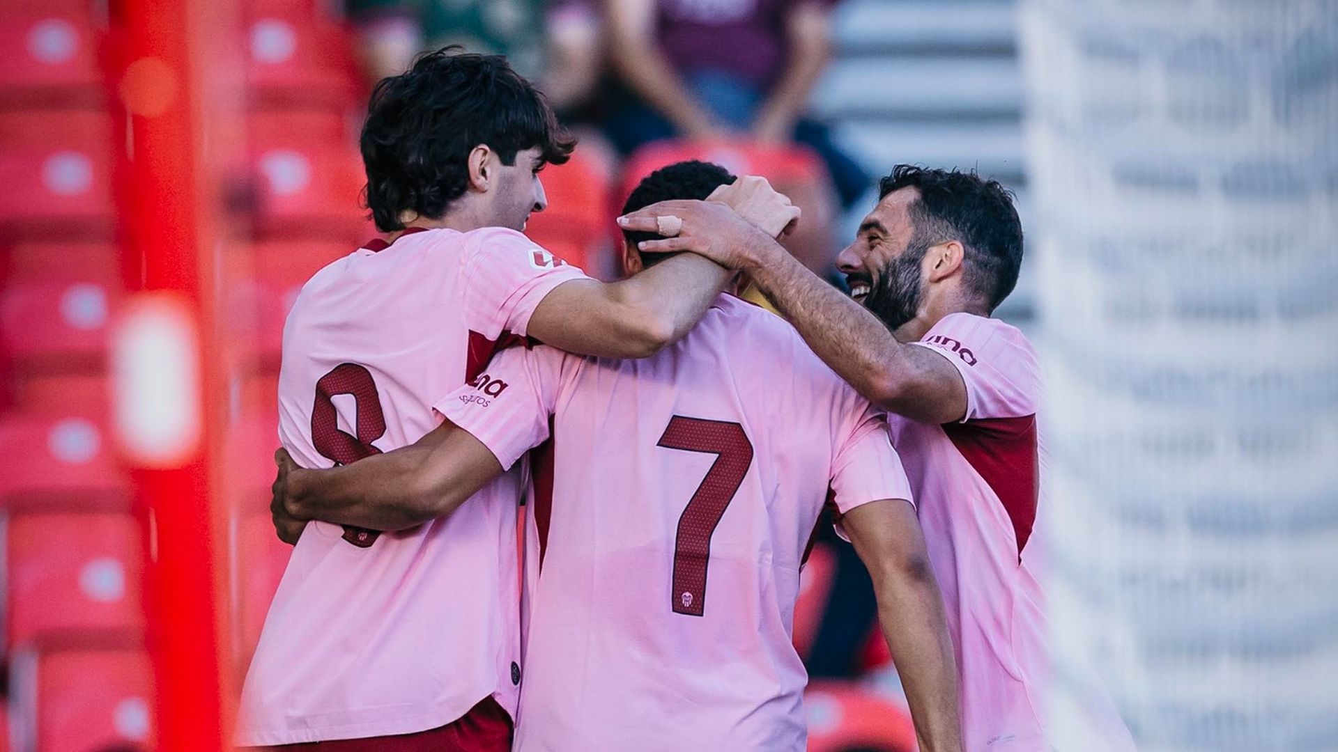 Javi Guerra y Gayà celebran con Danjuma su gol al Stoke