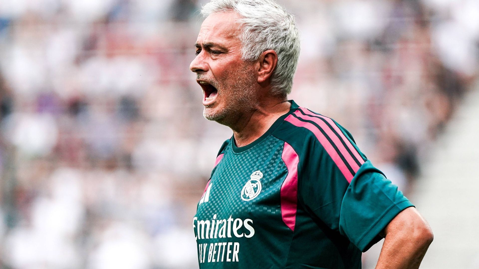 José Mourinho da instrucciones en el Real Madrid-Fiorentina