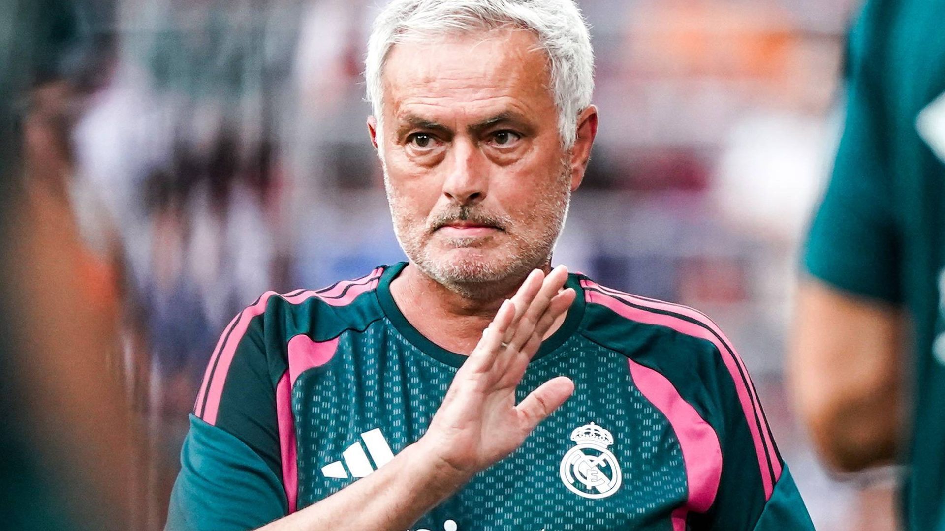 José Mourinho saluda antes del Real Madrid-Fiorentina