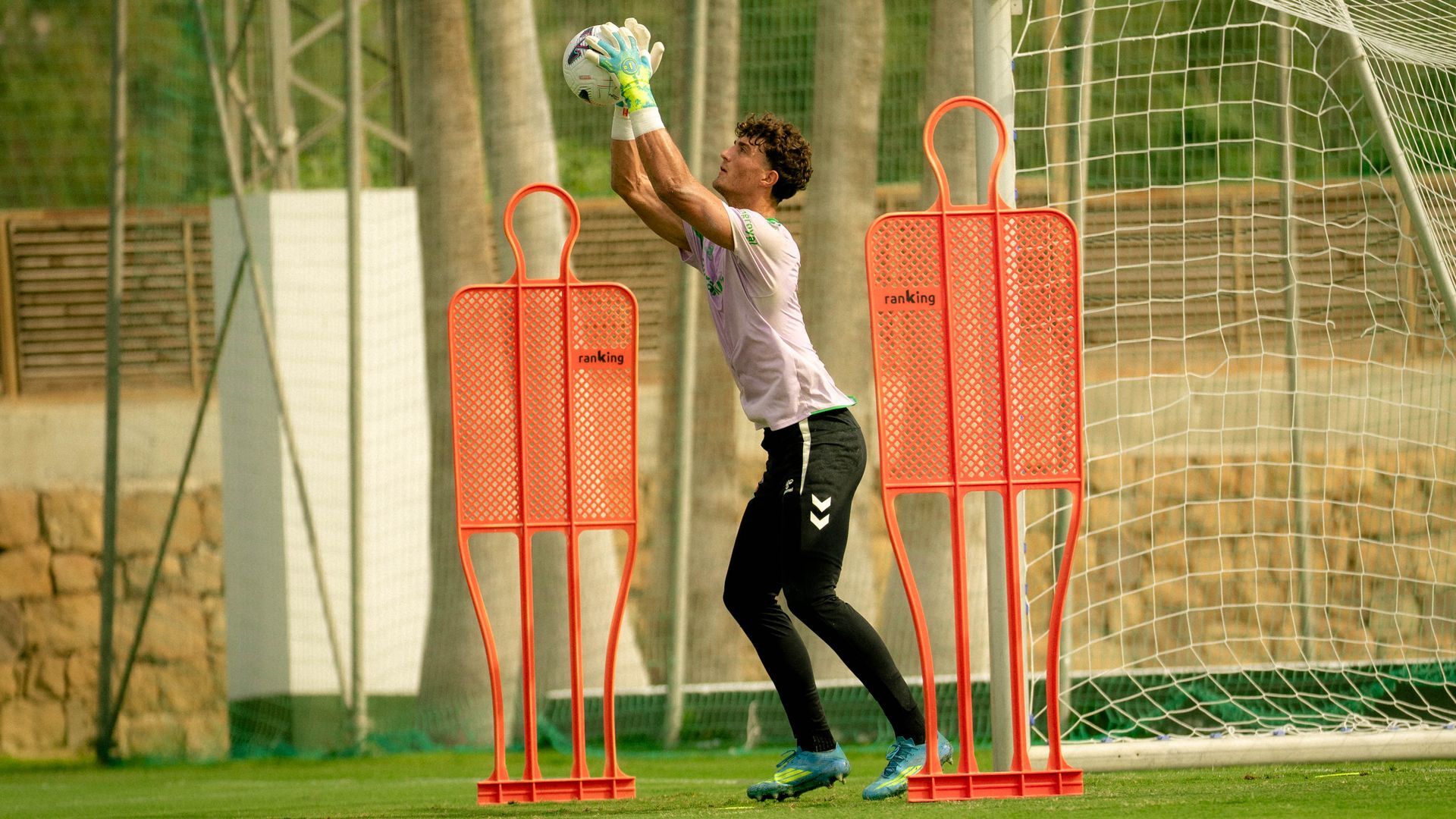 Manu González, entrenando con el Betis en Marbella Manu González, entrenando con el Betis en Marbella
