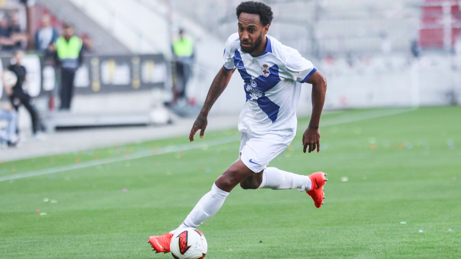 Pierre Aubameyang, en el St. Pauli-Dépor Pierre Aubameyang, en el St. Pauli-Dépor