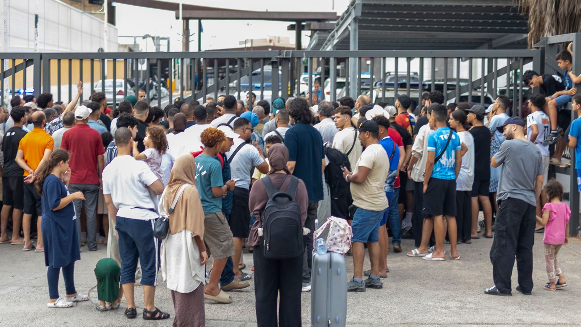 Reabren la frontera de Melilla tras 36 horas de cierre por la crisis migratoria: se hará de forma gradual Reabren la frontera de Melilla tras 36 horas de cierre por la crisis migratoria: se hará de forma gradual