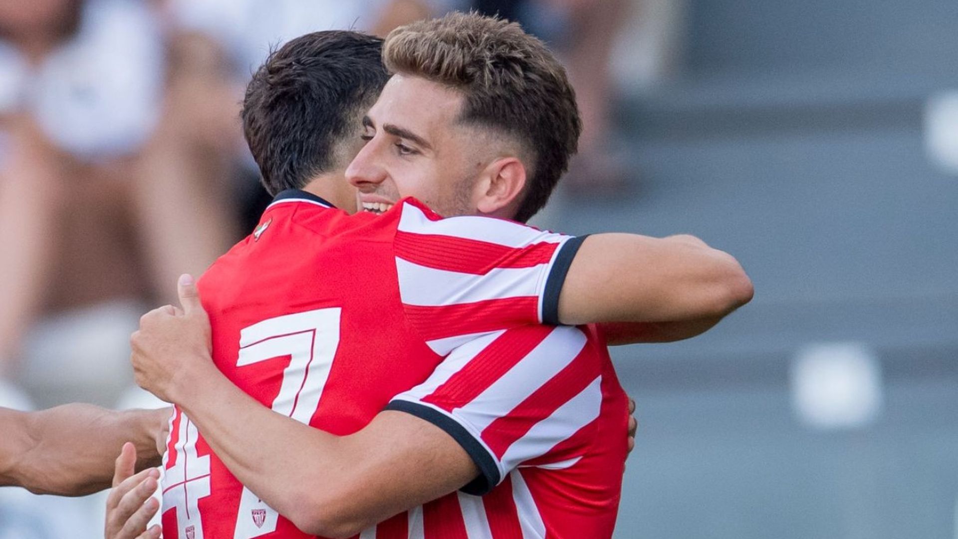 Robert Navarro celebra su gol en el Burgos-Athletic