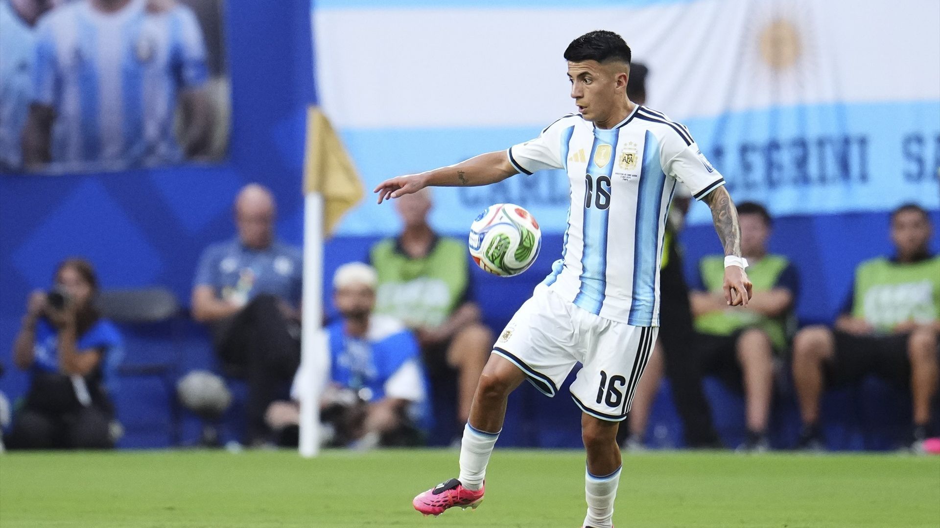 Thiago Almada controla un balón con Argentina en el Mundial