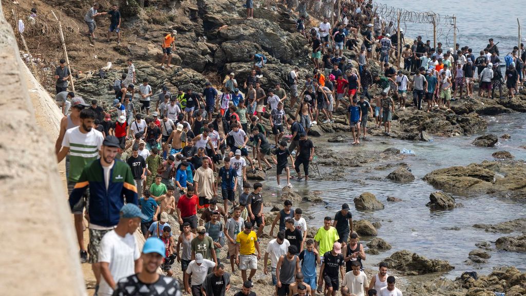 Así ha sido la noche en Ceuta tras la llegada de más de 60.000 personas a nado desde Marruecos
