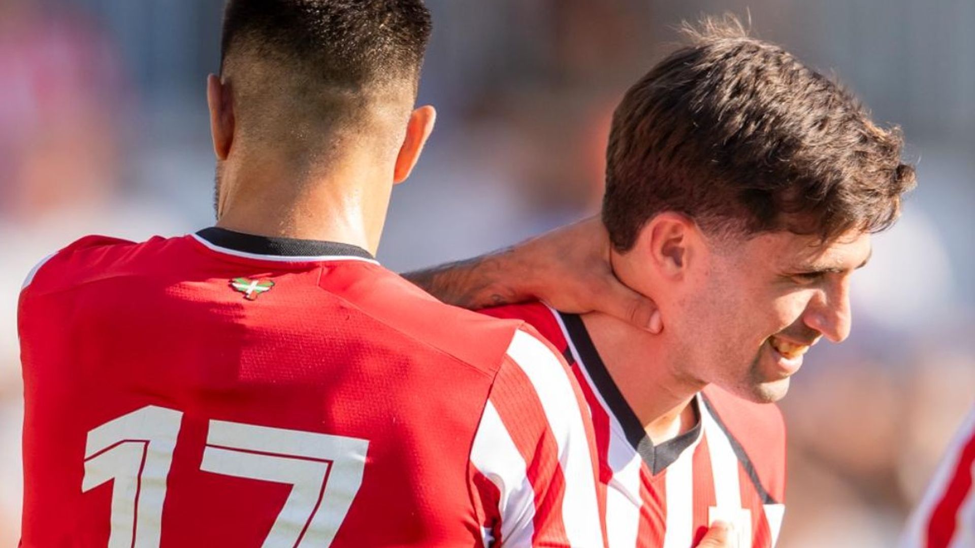 Yuri Berchiche y Jesús Areso celebran el gol de este último al Burgos