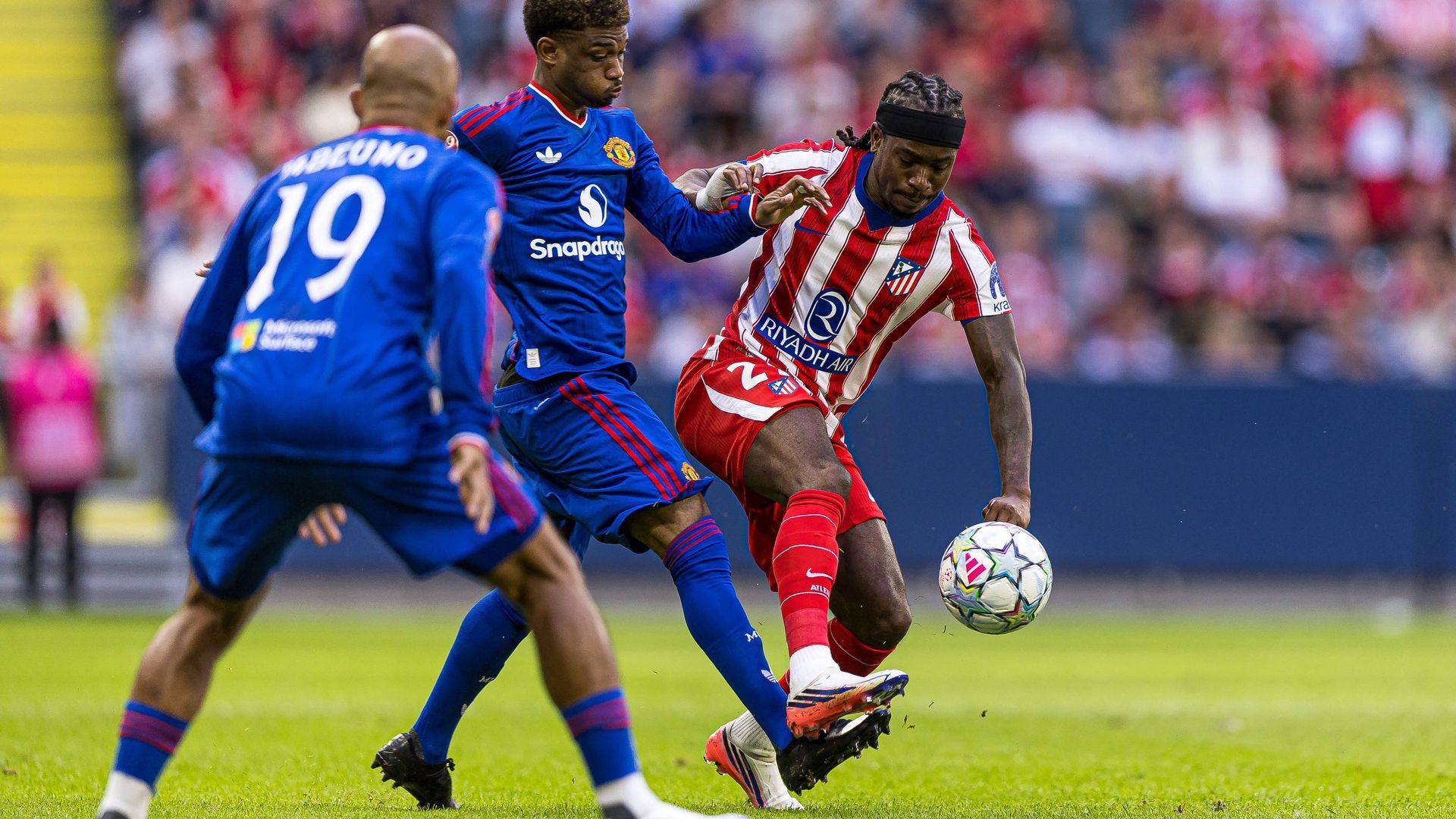 Ademola Lookman pelea un balón en el Manchester United-Atlético