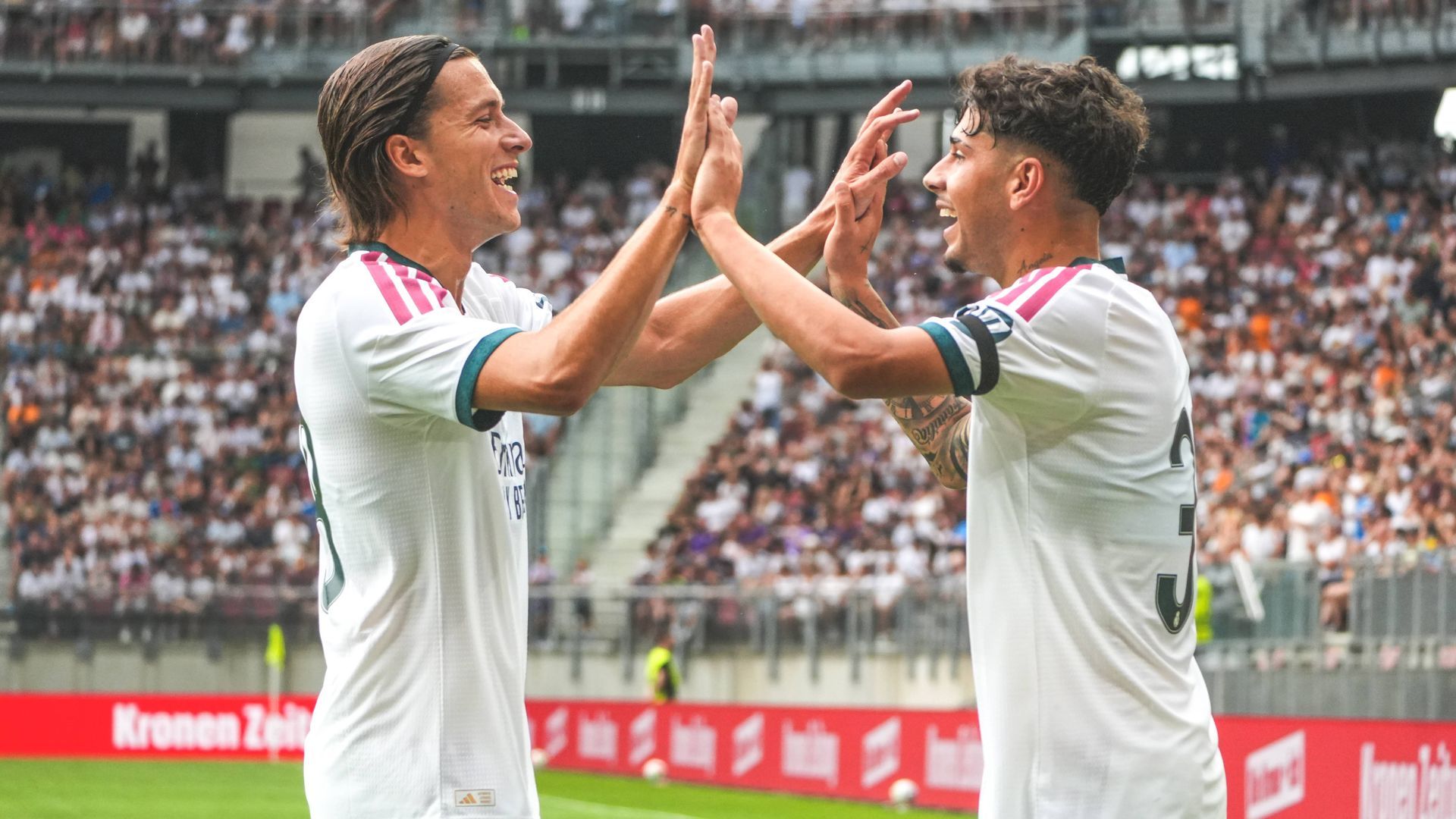 Álvaro Carreras y Alexis Ciria se abrazan en el Real Madrid-Fiorentina Álvaro Carreras y Alexis Ciria se abrazan en el Real Madrid-Fiorentina