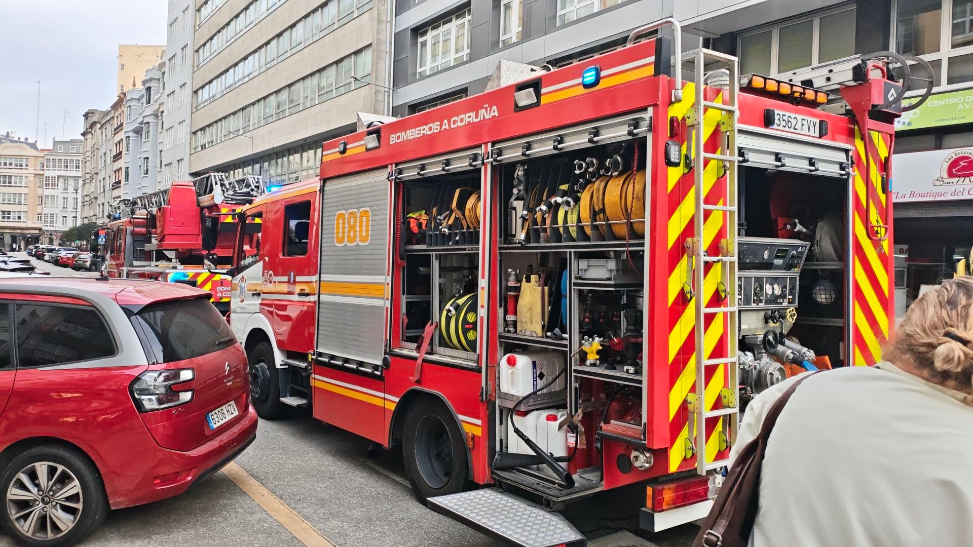 Bomberos A Coruña en una intervención por incendio Bomberos A Coruña en una intervención por incendio