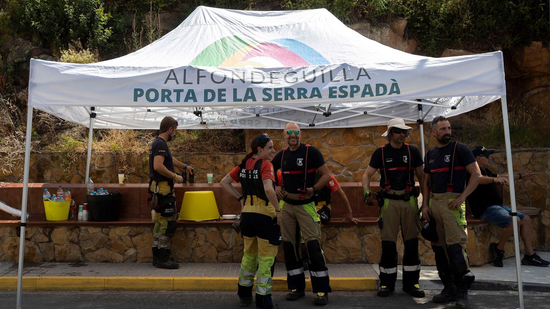 Bomberos durante la extinción del gran incendio que hubo en Castellón Bomberos durante la extinción del gran incendio que hubo en Castellón