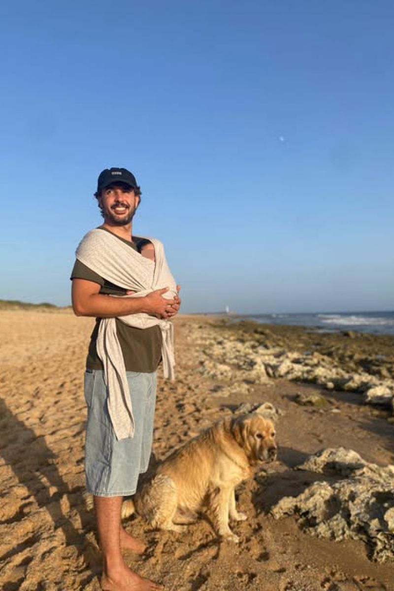 Cosme Daniel, pareja de Lola Orellana, con su hija de dos meses