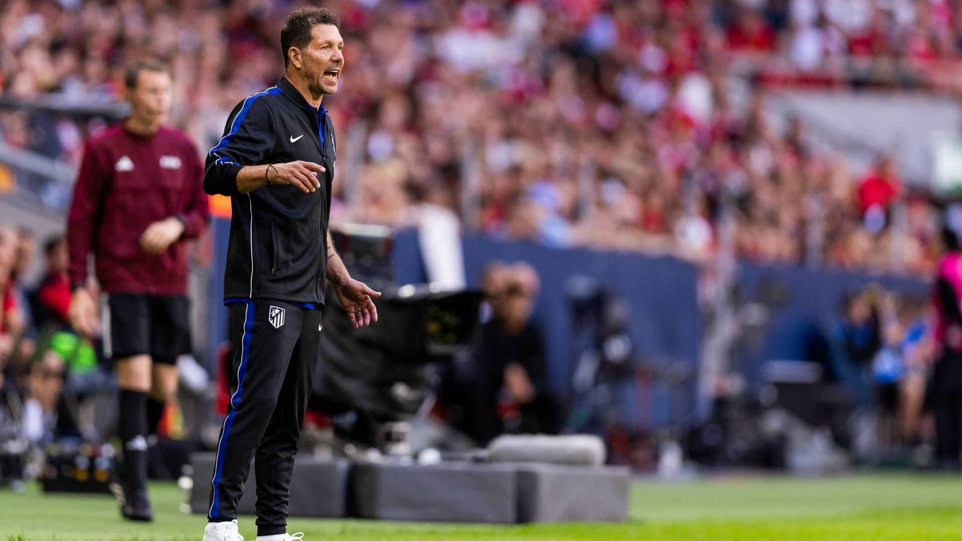 Diego Pablo Simeone da instrucciones en el Manchester United-Atlético Diego Pablo Simeone da instrucciones en el Manchester United-Atlético