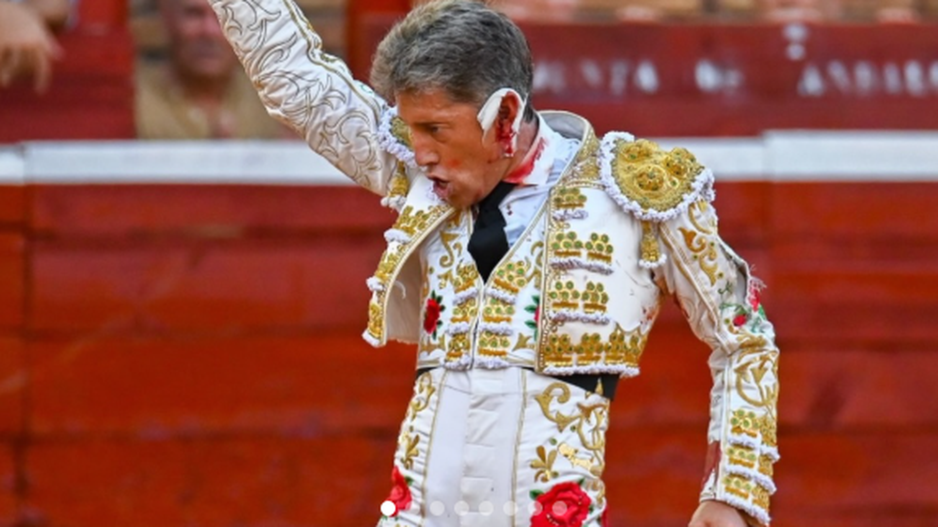 El torero Manuel Escribano pierde el lóbulo de la oreja izquierda en plena corrida en Huelva: "Hay tardes duras y a la vez bonitas"