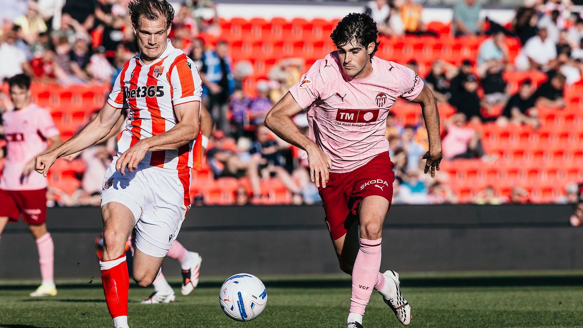 Javi Guerra de rosa ante el Stoke