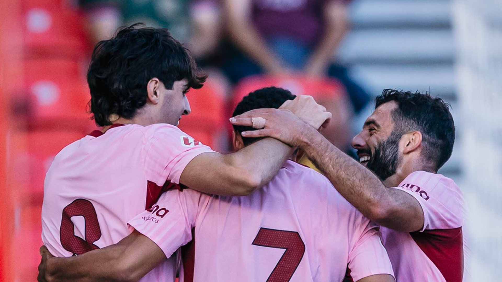 Javi Guerra y Rioja abrazan a Danjuma