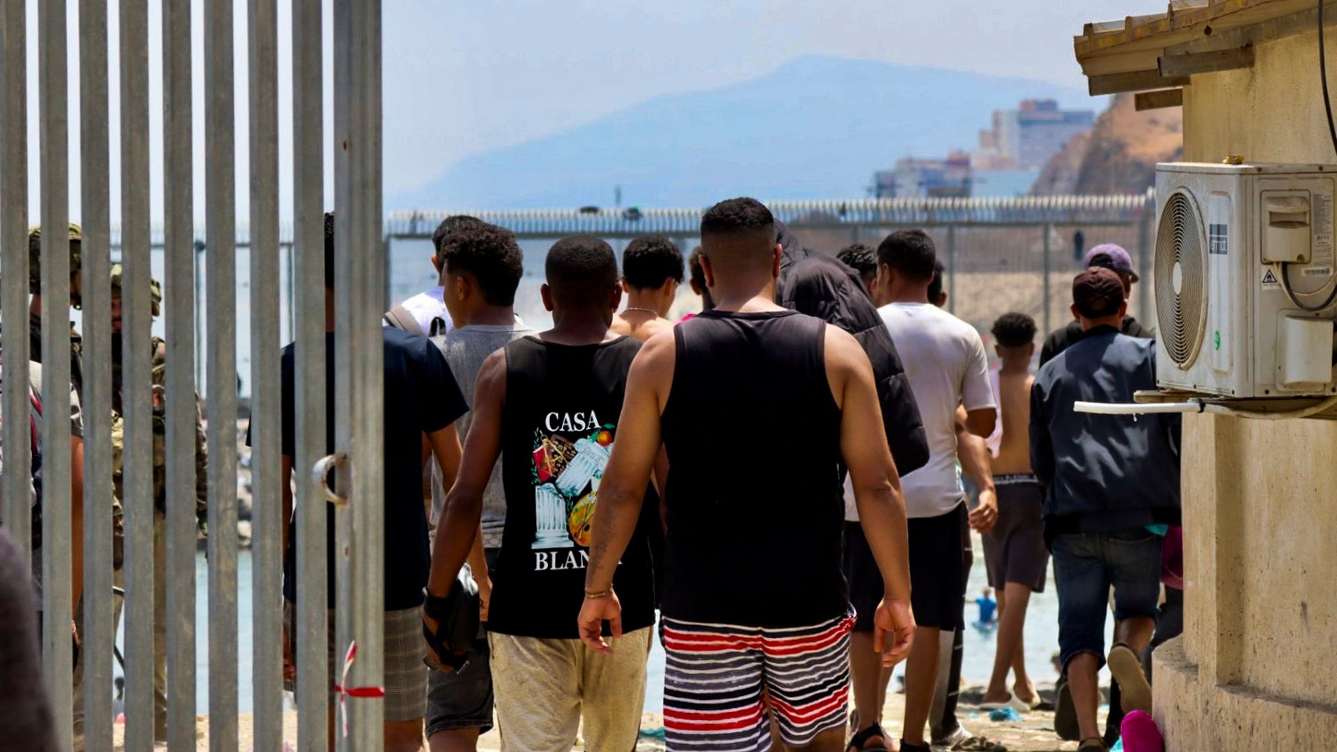 La Policía calcula que unos 73.500 inmigrantes han salido ya de Ceuta hacia Marruecos La Policía calcula que unos 73.500 inmigrantes han salido ya de Ceuta hacia Marruecos