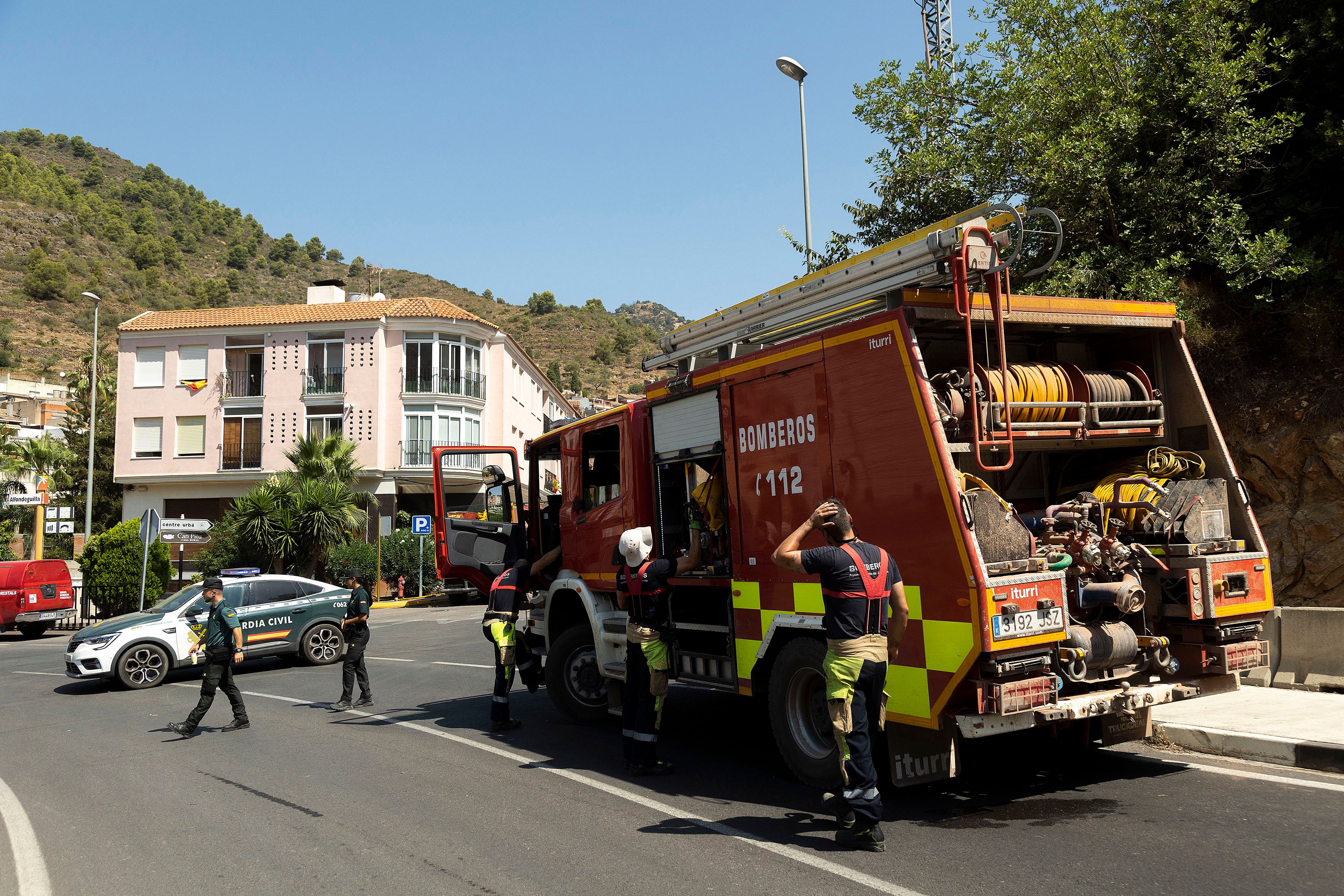 Labores de extinción en el incendio de Castellón