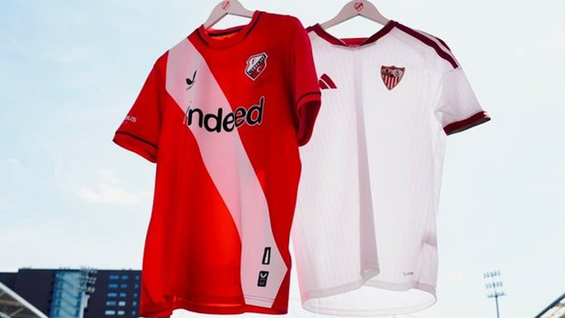 Las camisetas del Utrecht y el Sevilla en el Estadio Galgenwaard