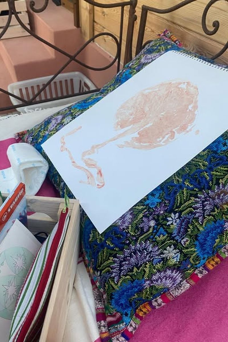 Lola Orellana muestra la impresión de su placenta tras su primer parto