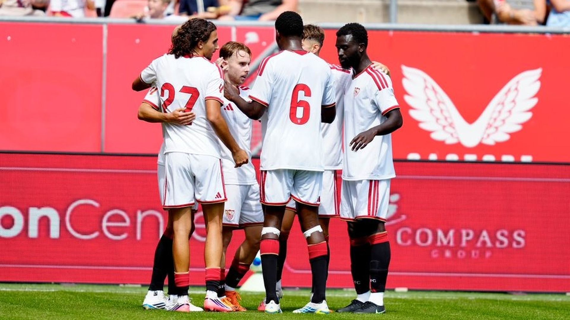 Los jugadores del Sevilla celebran el gol de Peque en Utrecht Los jugadores del Sevilla celebran el gol de Peque en Utrecht
