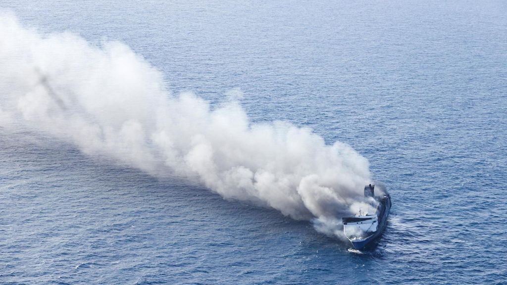 Mueren cinco personas y otras 41 siguen desaparecidas tras el incendio de un ferry con más de 200 pasajeros en Indonesia