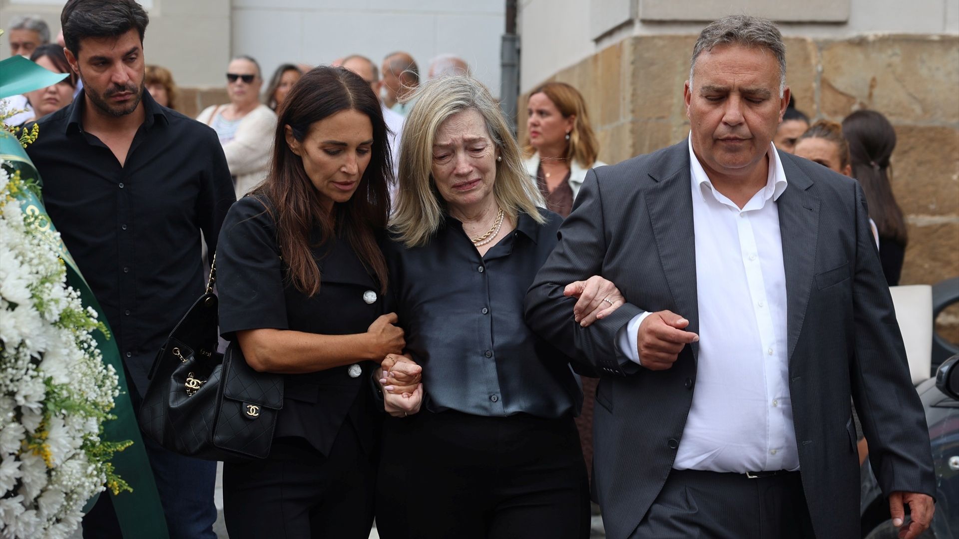 Paula Echevarría agradece las muestras de apoyo y habla de la última etapa de su padre: "Gracias por tirar de él con uñas y dientes" Paula Echevarría agradece las muestras de apoyo y habla de la última etapa de su padre: "Gracias por tirar de él con uñas y dientes"
