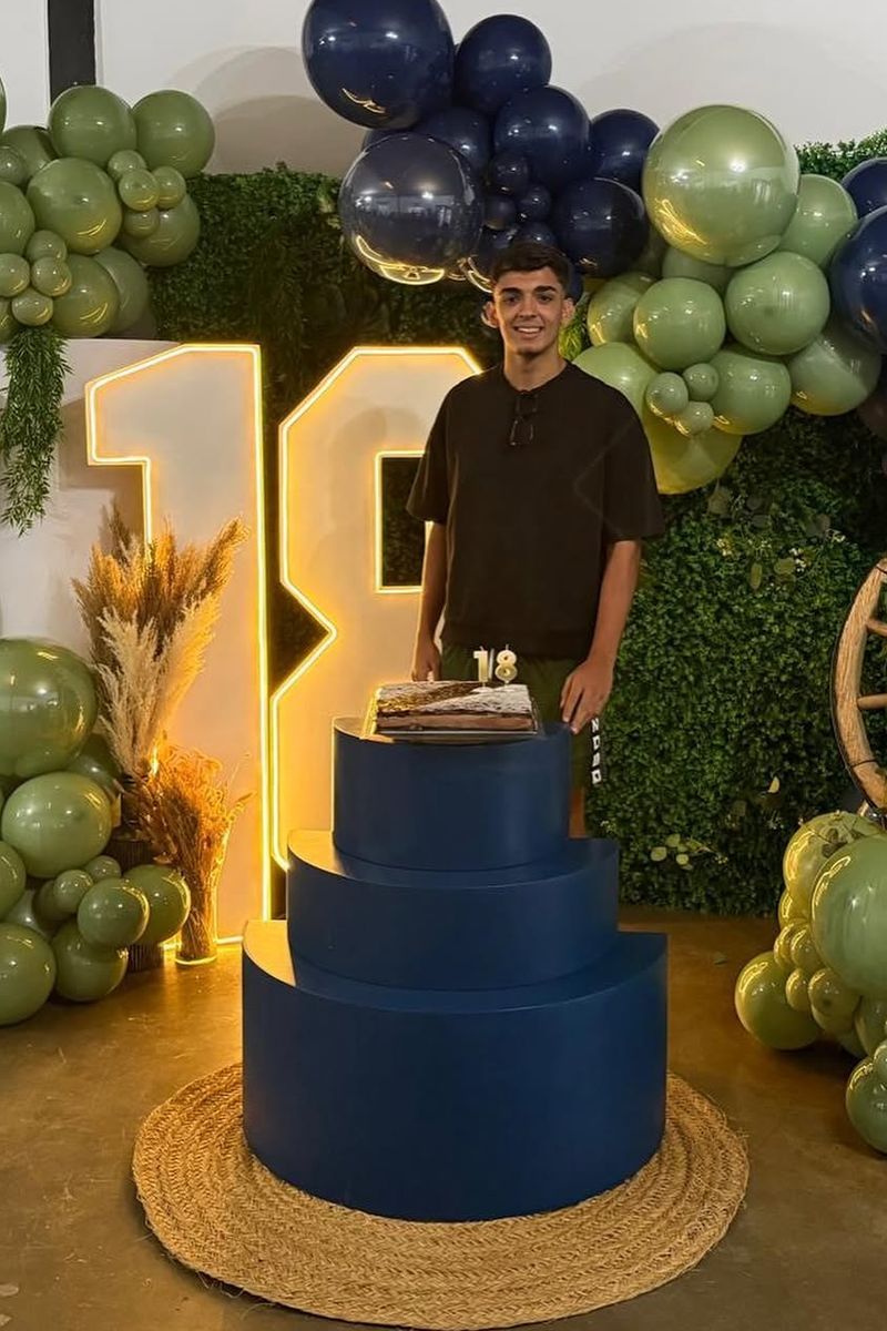 Samuel Hiraldo, el hijo pequeño de Raquel Bollo, ha celebrado sus dieciocho años con una fiesta de cumpleaños con sus amigos