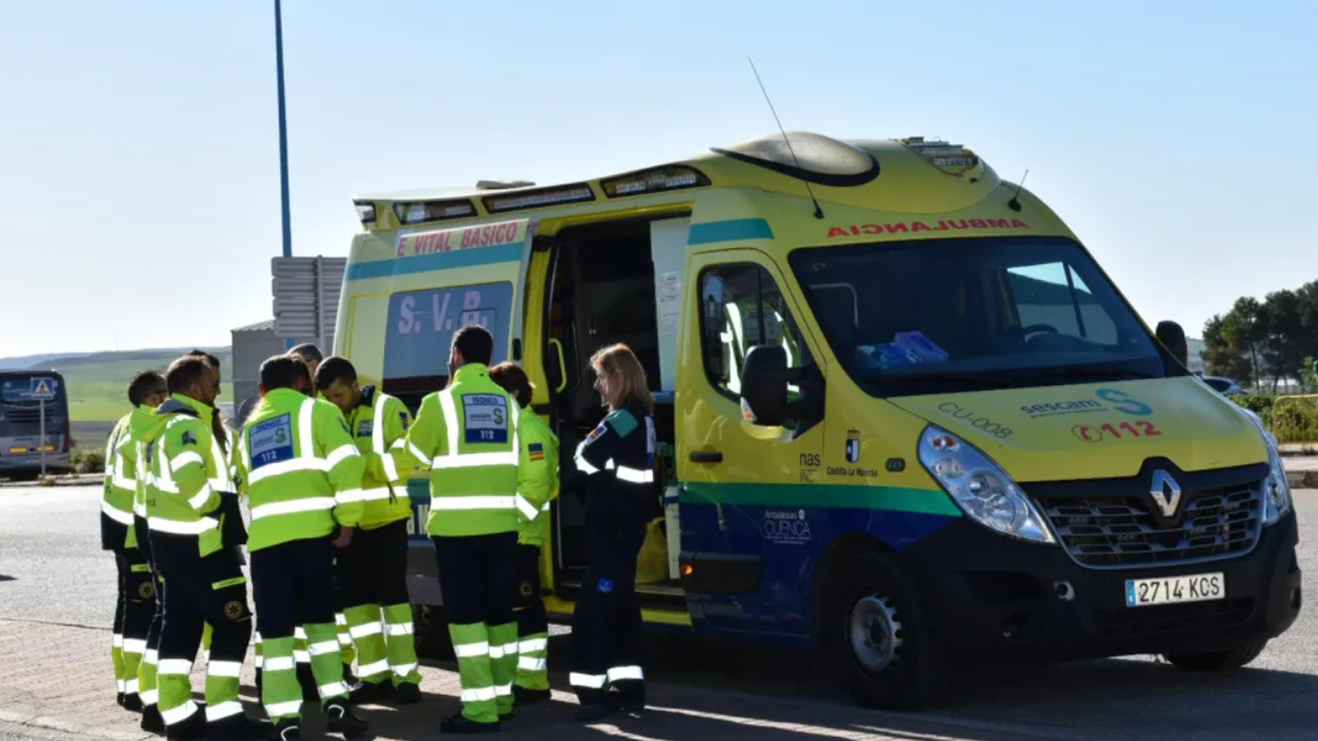 Sanitarios junto a una ambulancia del SESCAM Sanitarios junto a una ambulancia del SESCAM