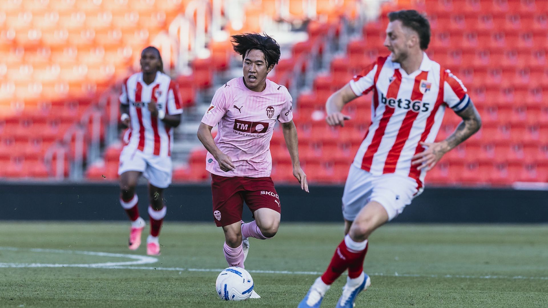 Sato de rosa ante el Stoke