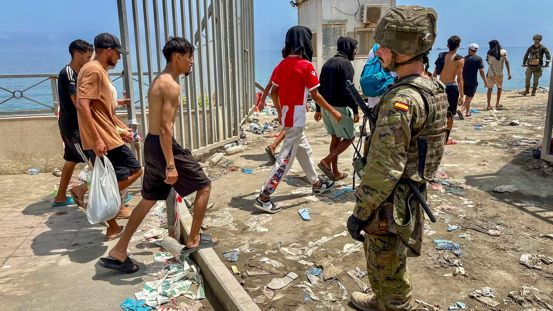 Última hora de la crisis migratoria: la Policía calcula que unos 73.500 inmigrantes han salido ya de Ceuta hacia Marruecos Última hora de la crisis migratoria: la Policía calcula que unos 73.500 inmigrantes han salido ya de Ceuta hacia Marruecos