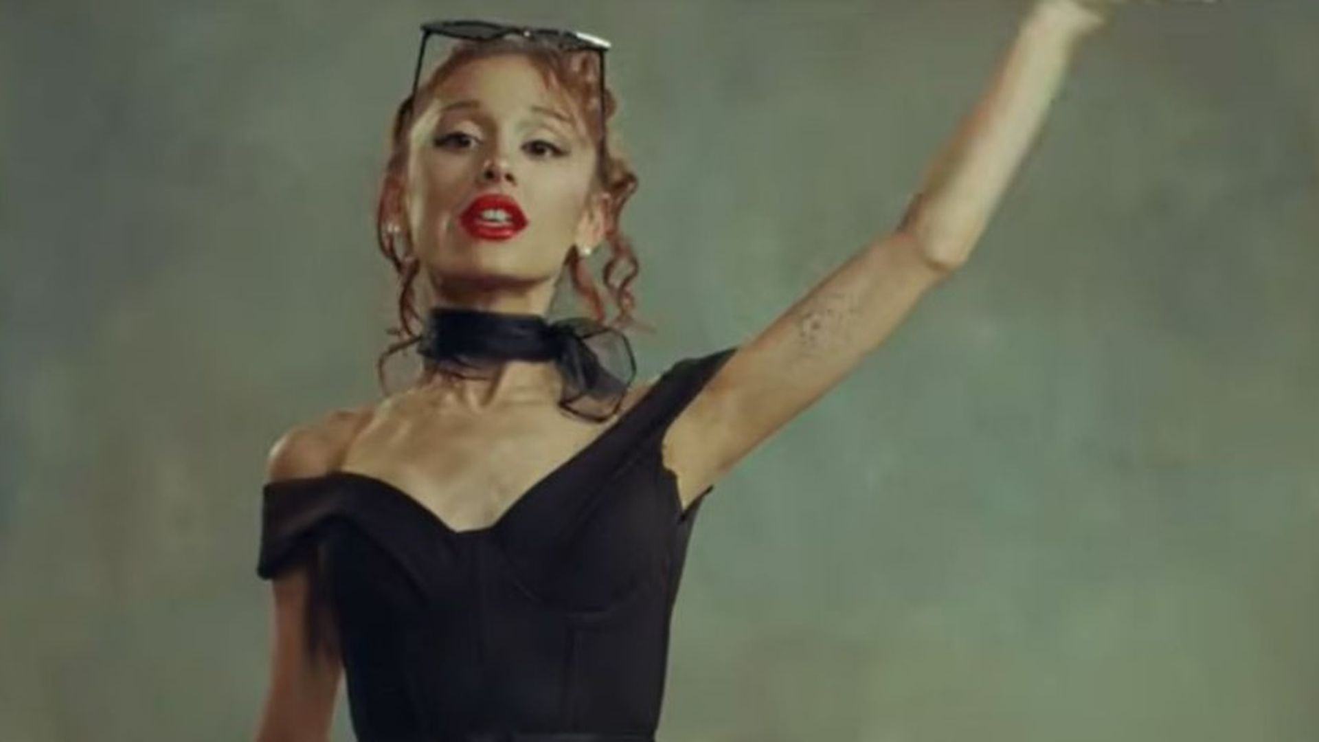 Ariana Grande en el videoclip de su single 'petal'