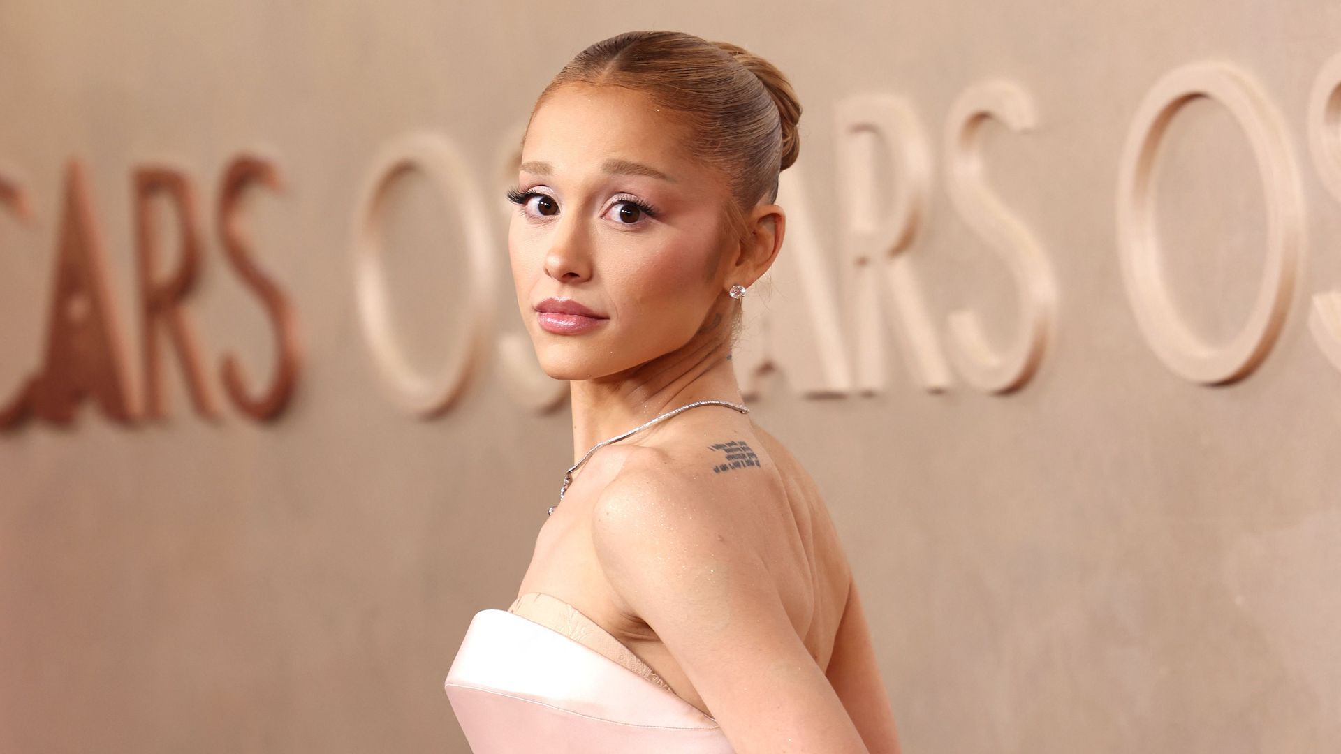 Ariana Grande en la alfombra roja de los Premios Oscar 2025