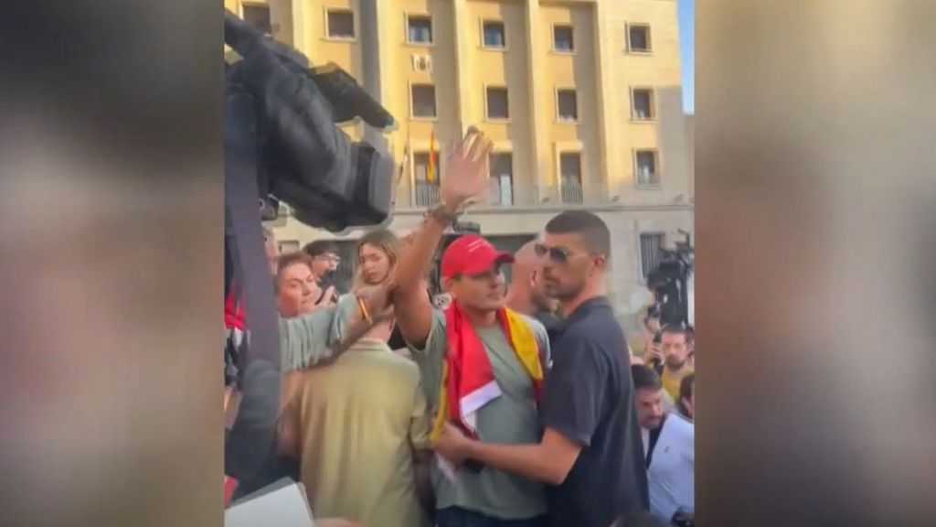 Así fue abucheado Vito Quiles en su visita a Ceuta