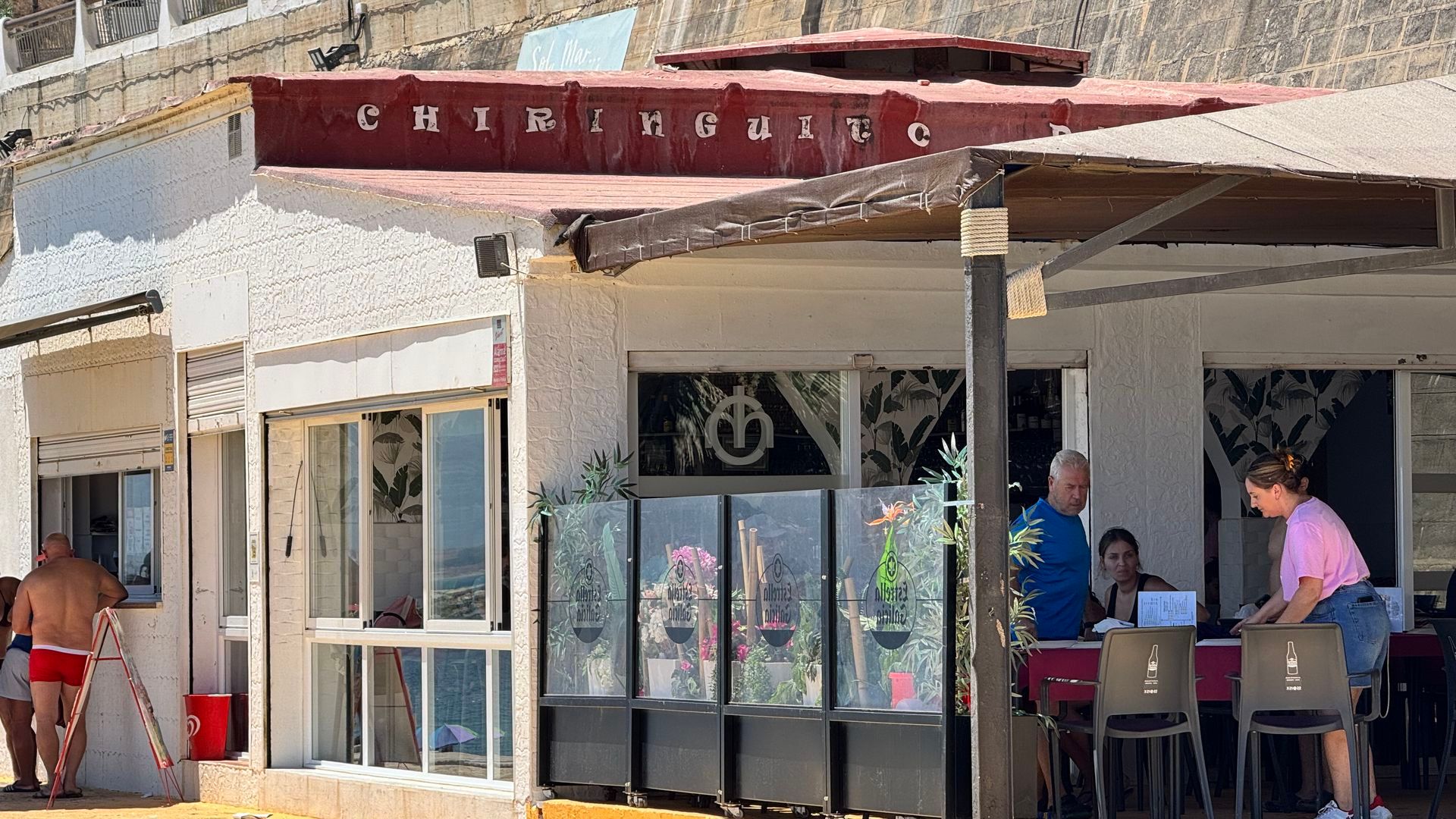 Ceuta trata de recuperar la rutina con resignación en comercios y negocios por el impacto de la crisis: "La temporada de verano se ha fastidiado" Ceuta trata de recuperar la rutina con resignación en comercios y negocios por el impacto de la crisis: "La temporada de verano se ha fastidiado"