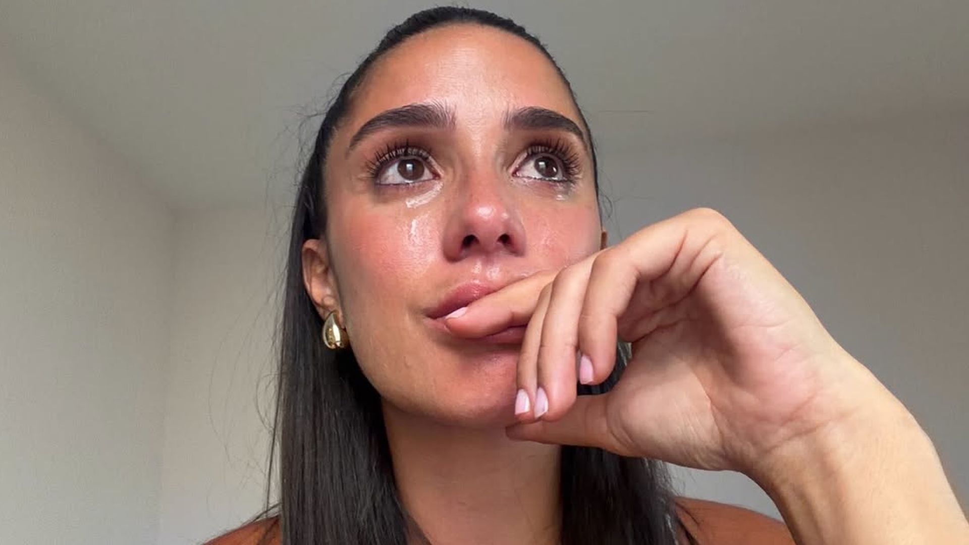 Claudia Martínez, entre lágrimas Claudia Martínez, entre lágrimas