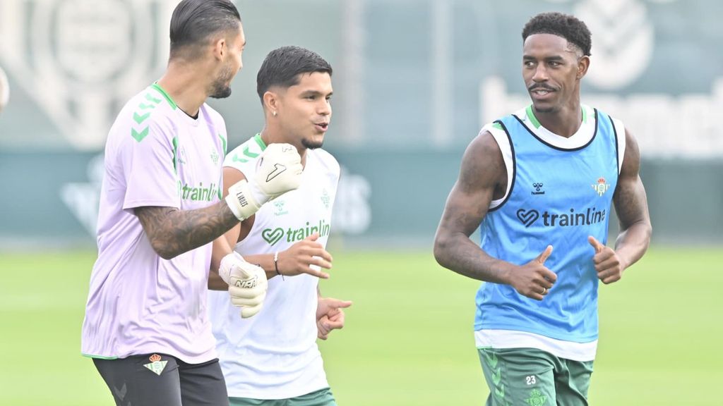 Entrenamiento del Betis con el Cucho Hernández