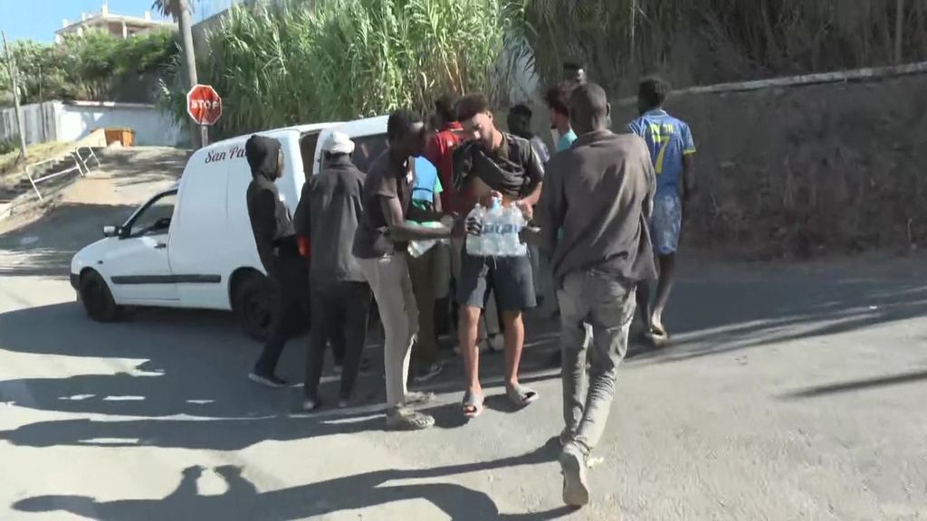 Hambre, sed y noches al raso en el quinto día de crisis migratoria en Ceuta: "Quiero estar aquí en España"