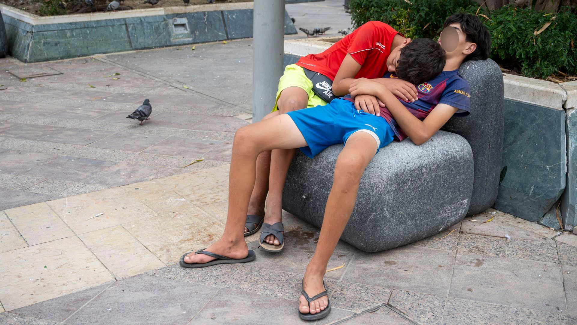 Dos adolescentes duermen en un parque de Ceuta Dos adolescentes duermen en un parque de Ceuta