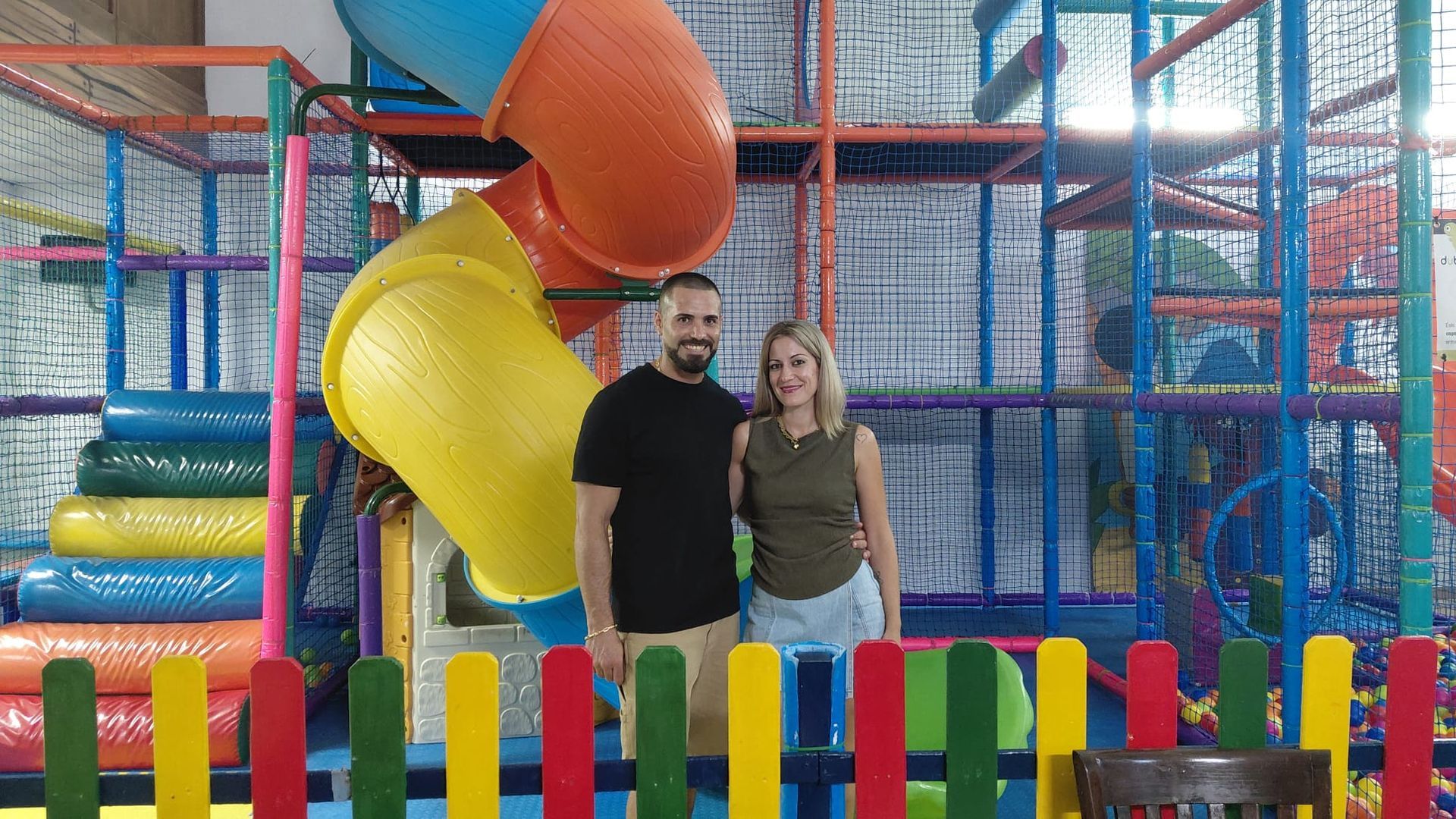 Dos padres de Almería rescatan el parque de bolas de su infancia y devuelven la ilusión a Aguadulce: "Antes venía de niña y ahora lo llevo con mi pareja" Dos padres de Almería rescatan el parque de bolas de su infancia y devuelven la ilusión a Aguadulce: "Antes venía de niña y ahora lo llevo con mi pareja"